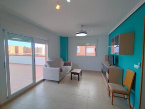 Superior appartement, balkon | Woonruimte | Een 32-inch ledtelevisie met digitale zenders