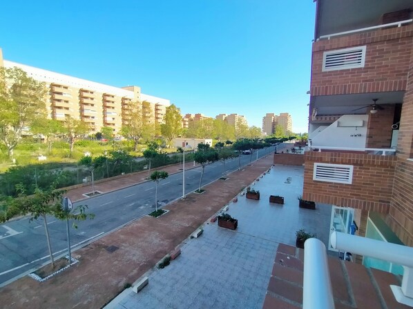 Zona residencial con una calle despejada, árboles y edificios de varios pisos.