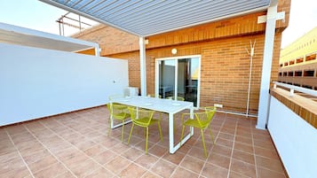 Apartamento superior, balcón | Terraza o patio