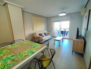 Comfort appartement, 3 slaapkamers, airconditioning, uitzicht op stad | Woonruimte | Een 32-inch ledtelevisie met digitale zenders