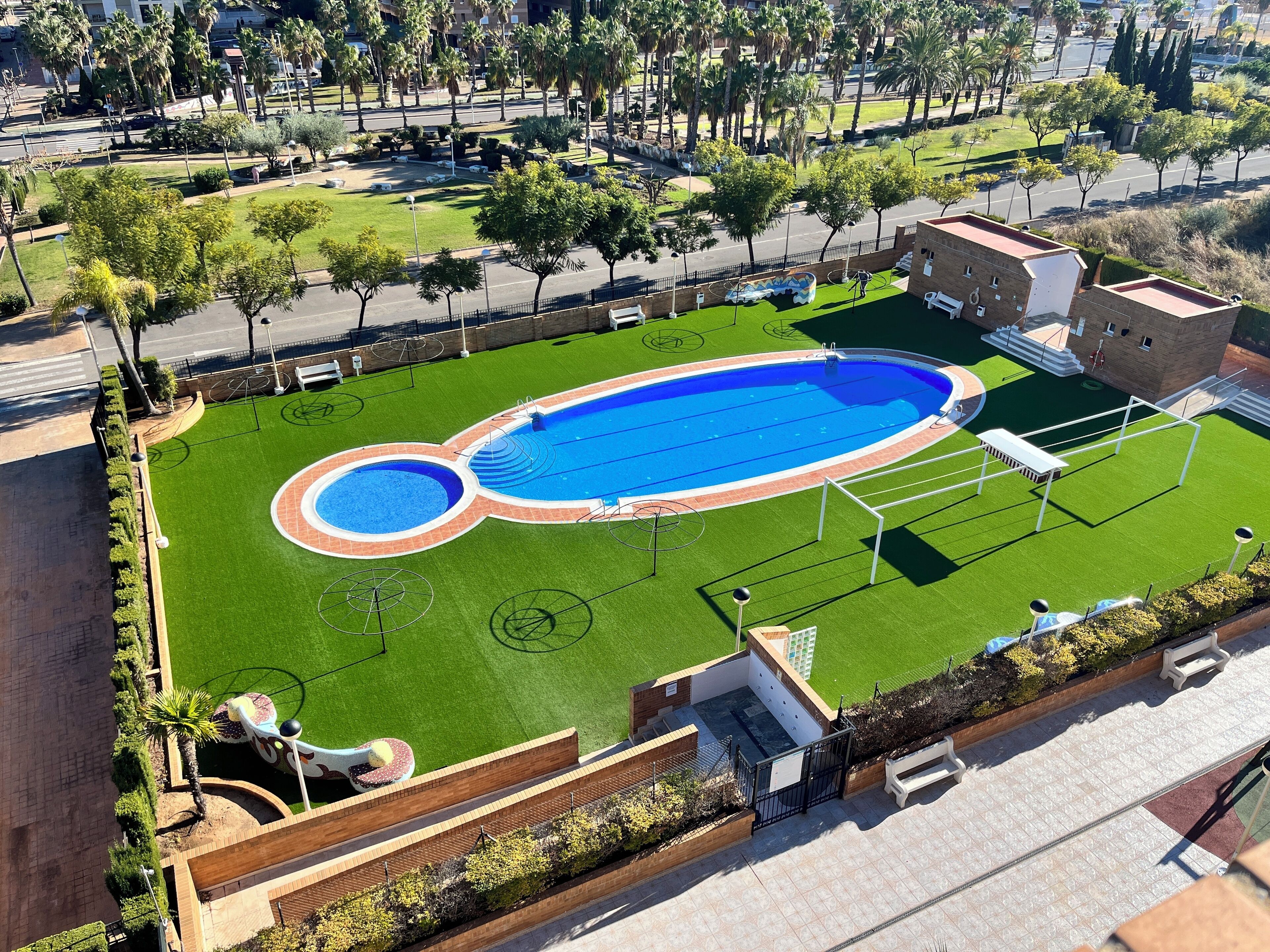 Una piscina al aire libre de temporada