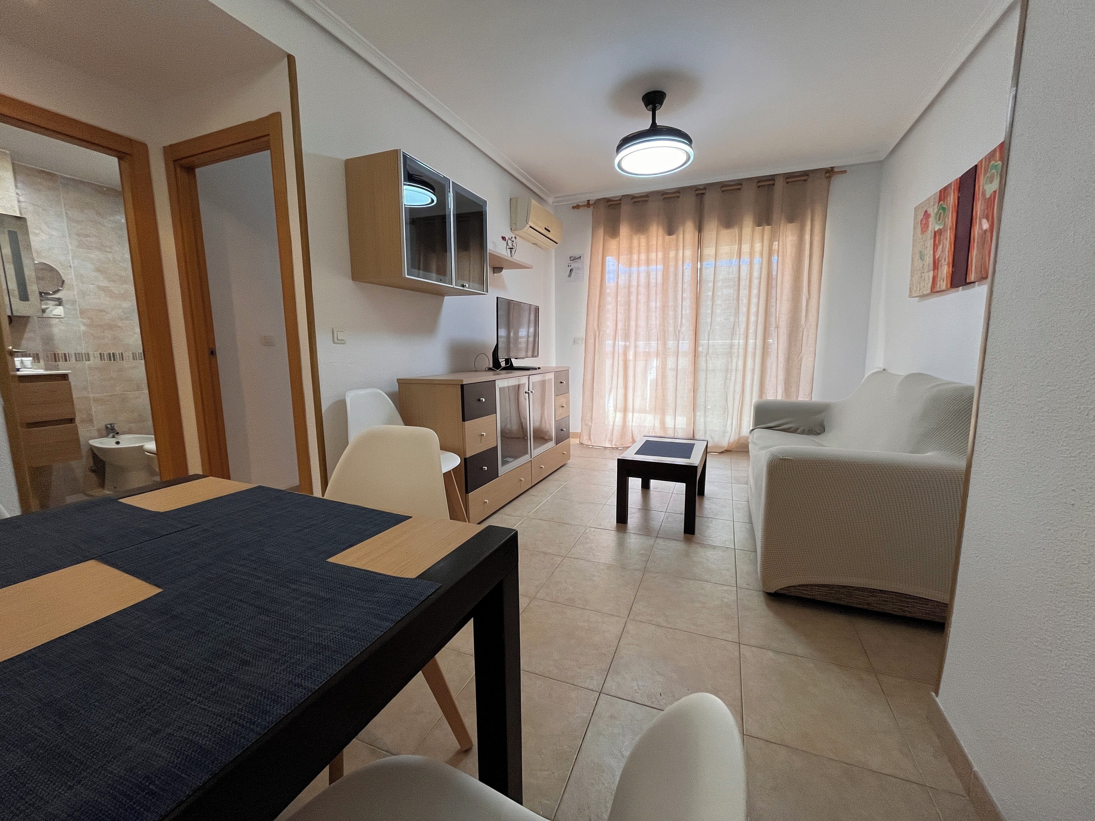 Familjelägenhet - 2 sovrum - balkong - utsikt mot staden | Vardagsrum | 32-tums LED-tv med digitalkanaler