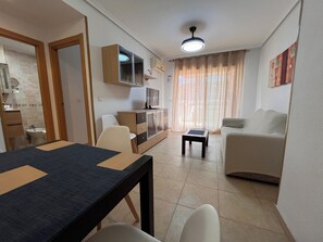Familienapartment, 2 Schlafzimmer, Balkon, Stadtblick | Wohnbereich