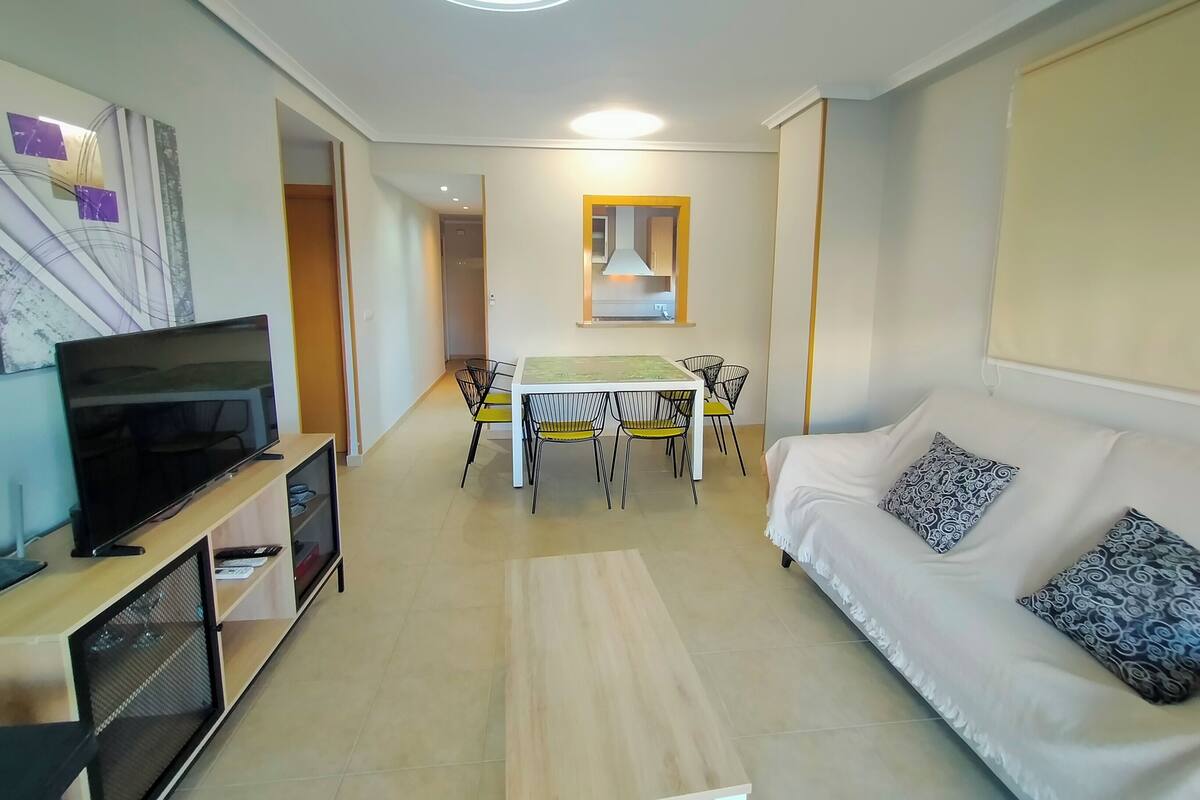 Comfort appartement, 3 slaapkamers, airconditioning, uitzicht op de stad | Woonruimte | Een 32-inch ledtelevisie met digitale zenders