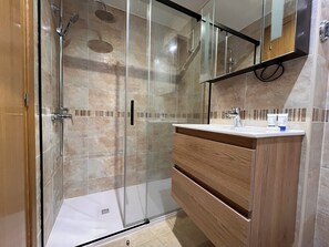 Family Apartment, 2 Bedrooms, Balcony, City View | Bathroom | Soap, toilet paper - ACV - Apartamentos Torremar (Oropesa del Mar)