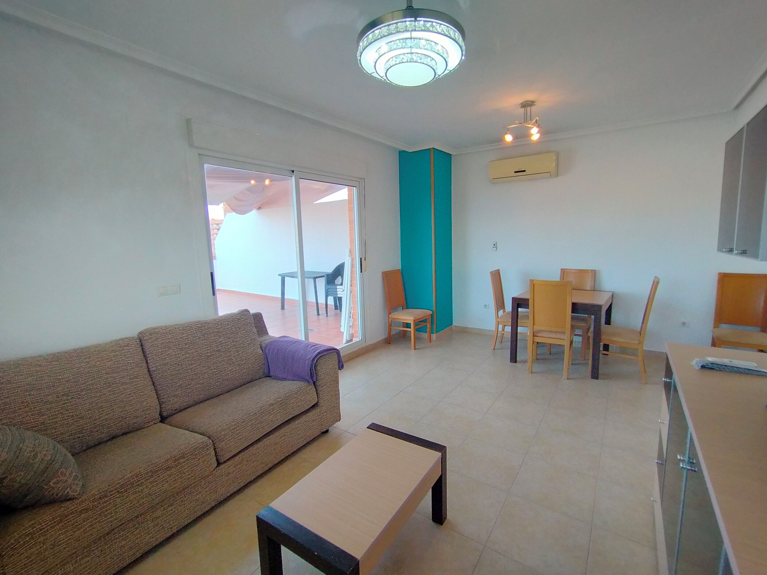 Apartamento superior, balcón | Zona de estar | Televisión LED de 32 pulgadas con canales digitales