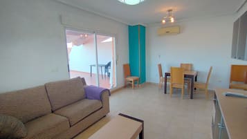 Apartamento superior, balcón | Zona de estar | Televisión LED de 32 pulgadas con canales digitales