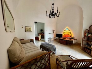 TV, fireplace, video games, stereo - Apartment 'Casina Grassi in Salento' with Private Terrace, Wi-Fi and Air Conditioning (Cutrofiano)