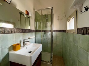 Ducha, secador de pelo y toallas