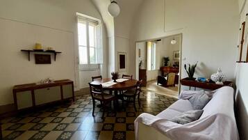 TV, caminetto, videogiochi, impianto stereo