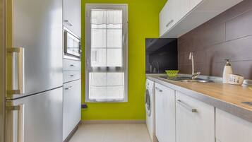 Frigorifero, microonde, forno, piano cottura