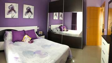 Een strijkplank/strijkijzer, wifi, beddengoed