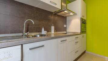 Frigorifero, microonde, forno, piano cottura