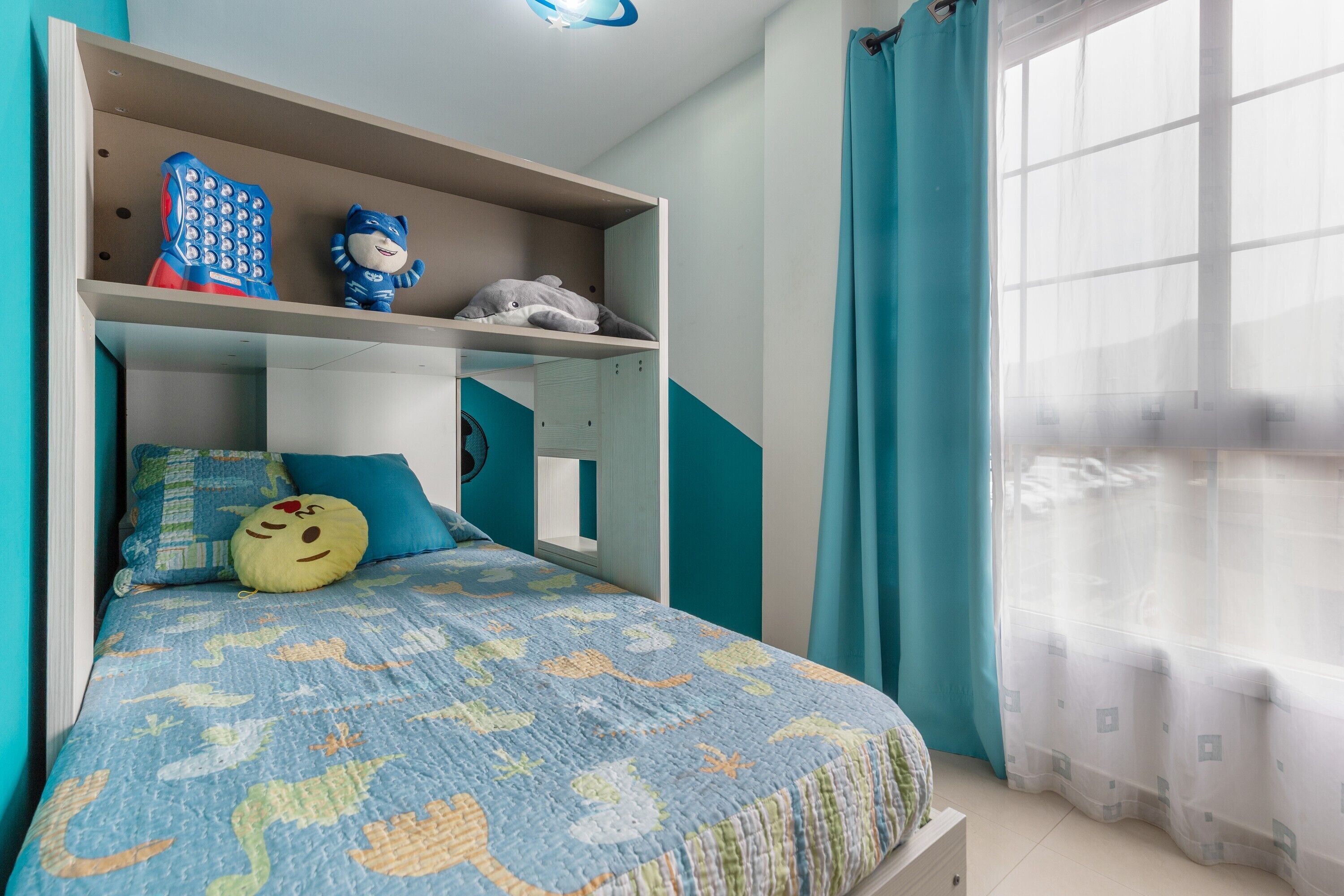 Tabla de planchar con plancha, wifi, ropa de cama