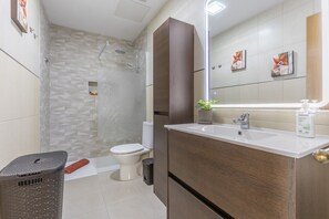 Douche, sèche-cheveux, serviettes fournies