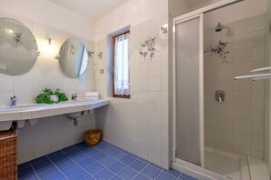 Dusche, kostenlose Toilettenartikel, Handtücher