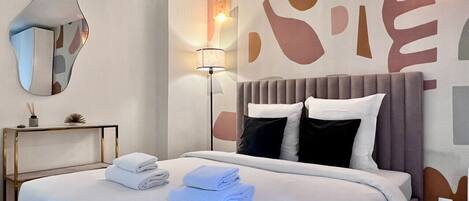 Tabla de planchar con plancha, cuna de viaje, wifi y ropa de cama