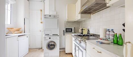 Kühlschrank, Mikrowelle, Ofen, Geschirrspüler