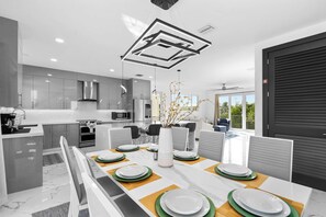 Dining - Isla Sol ~ Waterfront Oasis ~ Pool ~ Dock ~ Kayaks (Marathon)
