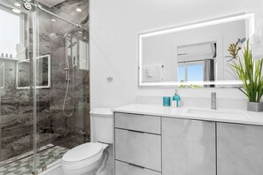 Shower - Isla Luna ~ Waterfront Oasis ~ Pool ~ Dock~ Kayaks (Marathon)