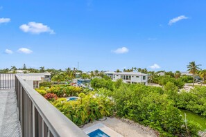 Property grounds - Isla Luna ~ Waterfront Oasis ~ Pool ~ Dock~ Kayaks (Marathon)