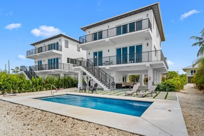 Isla Luna ~ Waterfront Oasis ~ Pool ~ Dock~ Kayaks