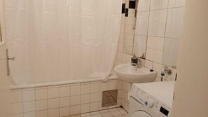 Basic-Apartment | Badezimmer | Duschwanne, kostenlose Toilettenartikel, Haartrockner, Handtücher