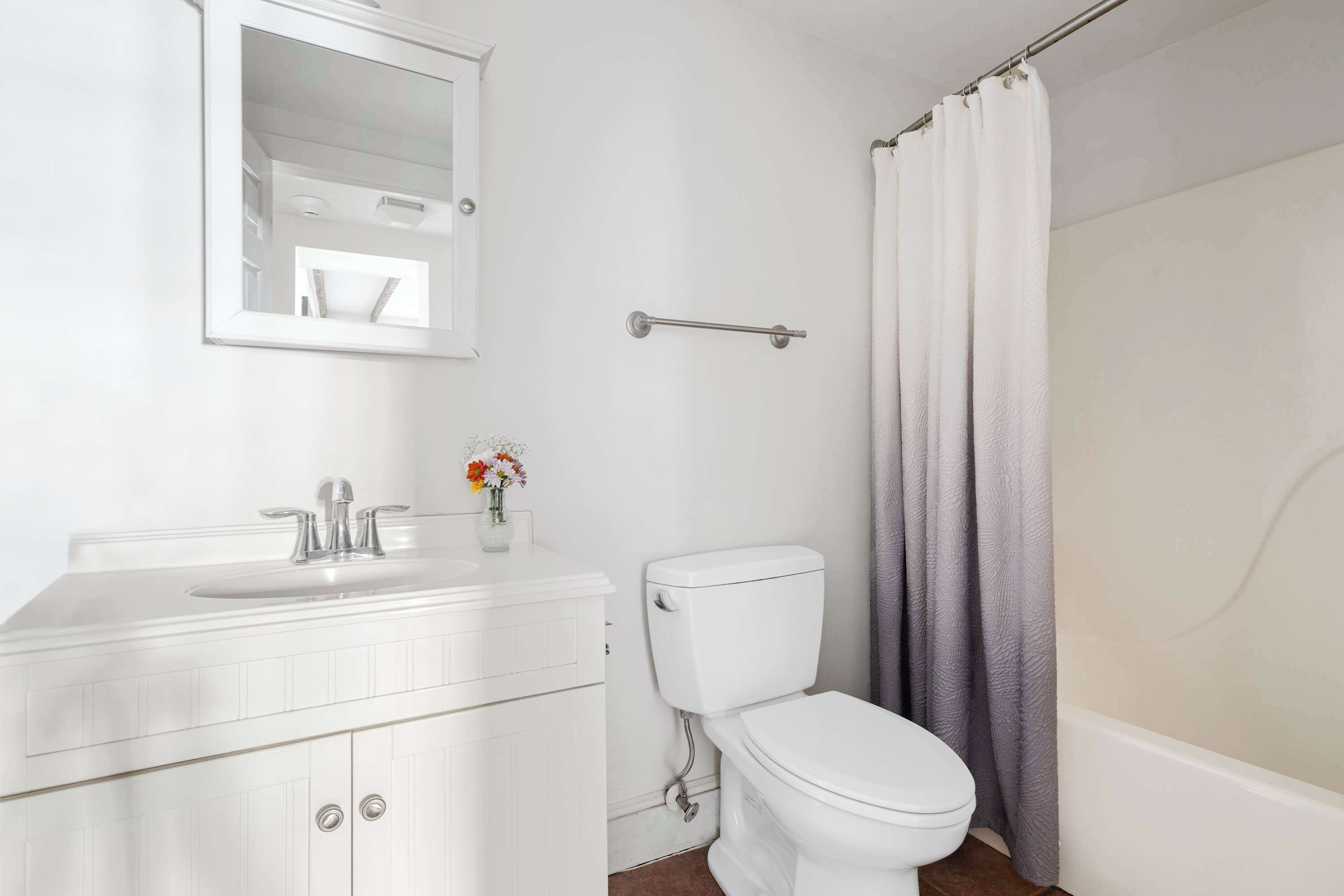 Chuveiro, secador de cabelo, toalhas de banho 