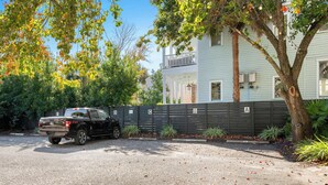 Un camionnette noire était garée devant une maison dont l’allée était fermée par un portail.