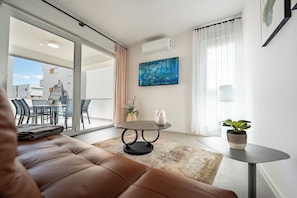 TV - Salt&Stone - apartment with private pool (Novalja)