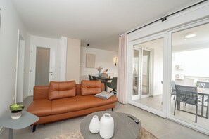 TV - Salt&Stone - apartment with private pool (Novalja)