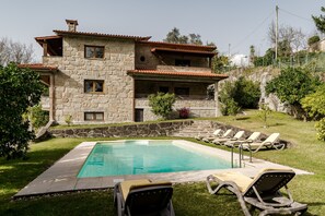 Pool - Casa das Flores: Mountain View, Private Pool & Wi-Fi in Gerês (Gerês)