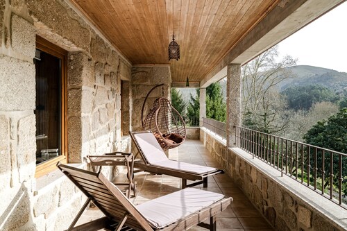 Casa das Flores : Vue Montagne, Piscine Privée et Wi-Fi au Gerês