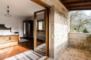 Tabla de planchar con plancha, wifi y ropa de cama 