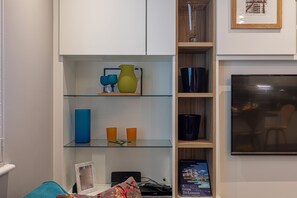 Appartamento Comfort, vista città | Area soggiorno | TV LED 32 pollici con canali digitali