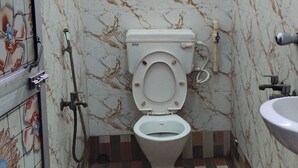 Un baño con inodoro, ducha y lavamanos.