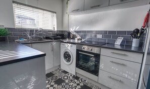 Kjøleskap, mikrobølgeovn, ovn og oppvaskmaskin