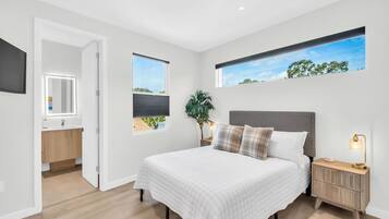 3 Schlafzimmer, Schreibtisch, Bügeleisen/Bügelbrett, Reisekinderbett