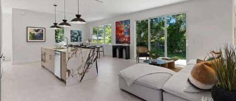 Fernseher, Bücher, Arbeitsbereiche