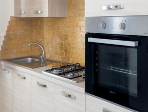 Refrigerador, horno, placa de cocina, utensilios de cocina