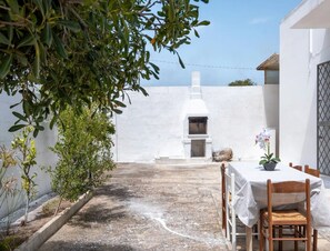 Outdoor dining - Holiday Home 'Via Cixierri 4' with Private Garden and Air Conditioning (Torre Castiglione)