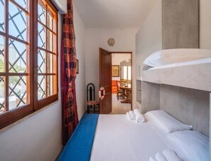 2 bedrooms, bed sheets - Holiday Home 'Via Cixierri 4' with Private Garden and Air Conditioning (Torre Castiglione)