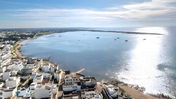 Una spiaggia nelle vicinanze