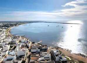 Una spiaggia nelle vicinanze