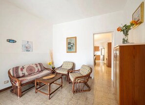 Interior - Holiday Home 'Via Campania 3' with Private Terrace, Garden and Air Conditioning (Torre Lapillo)