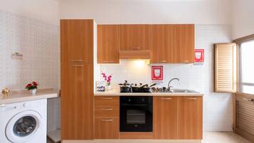 Frigorifero, forno, piano cottura, pentole/stoviglie/utensili