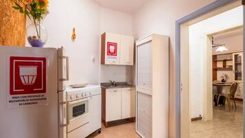 Køleskab, ovn, kogeplade, køkkentøj/tallerkener/redskaber