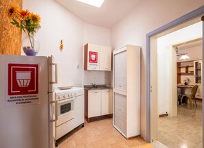 Køleskab, ovn, kogeplade, køkkentøj/tallerkener/redskaber