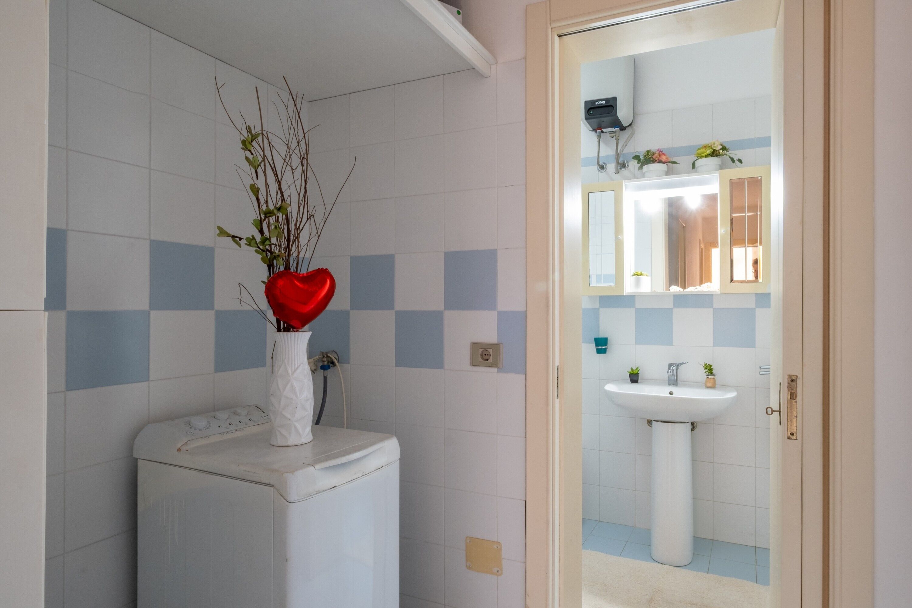 Chuveiro, secador de cabelo, toalhas de banho 