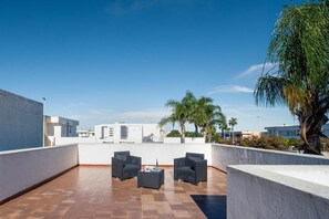 Terrace/patio - Viale Argentina Rooftop Holiday Home with Private Terrace, Wi-Fi and Air Conditioning (San Foca)